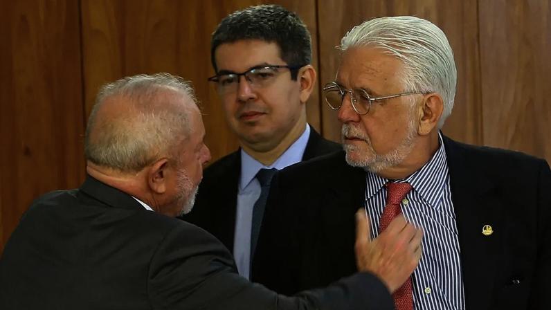 Lula e os senadores Randolfe Rodrigues e Jaques Wagner. (Foto: Antônio Cruz/Agência Brasil)
