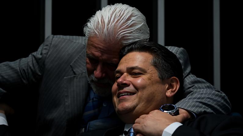 O presidente do Senado, Davi Alcolumbre (União-AP), e o senador Jaques Wagner (PT-BA) se abraçam durante sessão legislativa (Carlos Moura/Agência Senado)