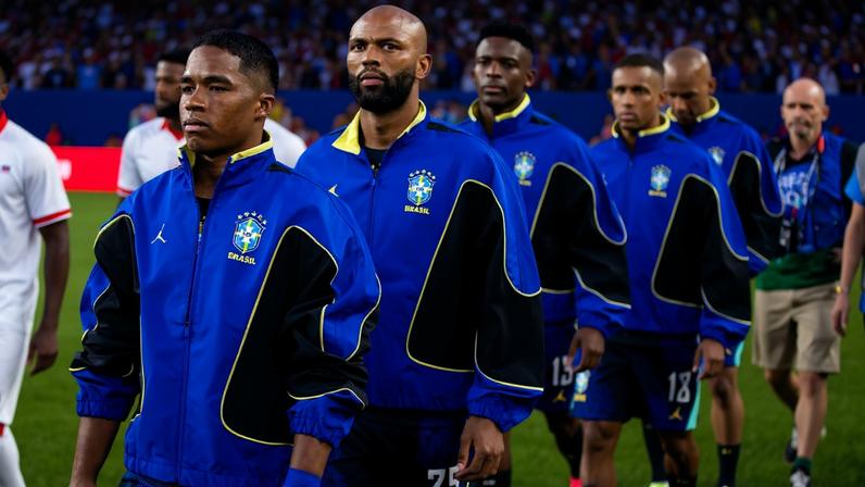 Seleção troca críticas por elogios com jaqueta usada no pré-jogo