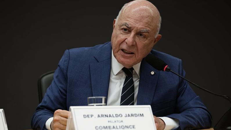 O deputado Arnaldo Jardim é o autor de uma emenda que proíbe o governo federal de realizar bloqueios temporários nas verbas destinadas às 12 agências reguladoras