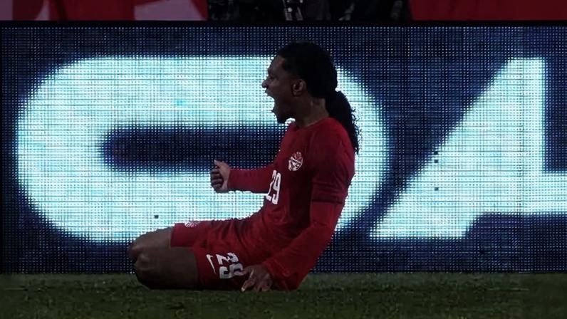 Jayden Nelson, do Canadá, comemora gol em amistoso contra o Uzbequistão