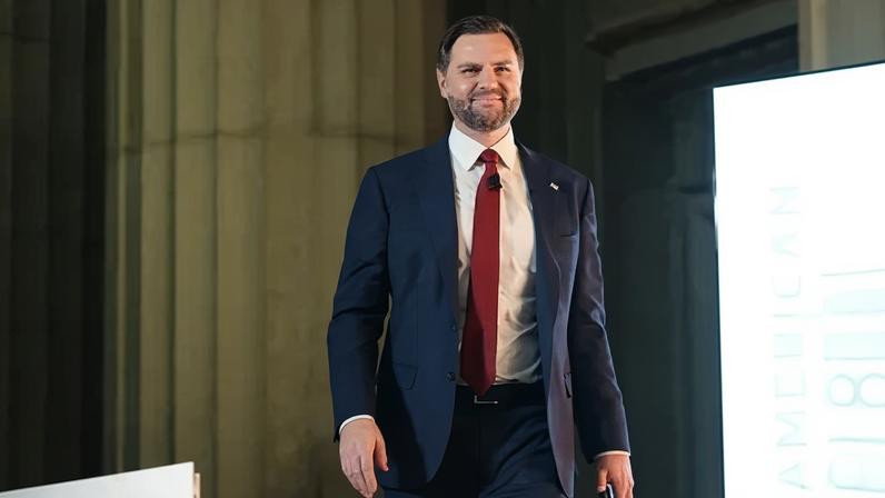 O vice-presidente dos EUA, JD Vance, chega para um bate-papo informal com Matt Boyle, chefe da filial de Washington do site de notícias Breitbart, no Auditório Andrew W. Mellon, em 20 de novembro de 2025, em Washington, DC