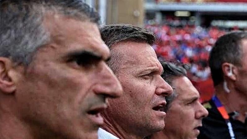Jesse Marsch, técnico do Canadá, canta hino nacional antes de partida contra a Bósnia, na Copa do Mundo de 2026