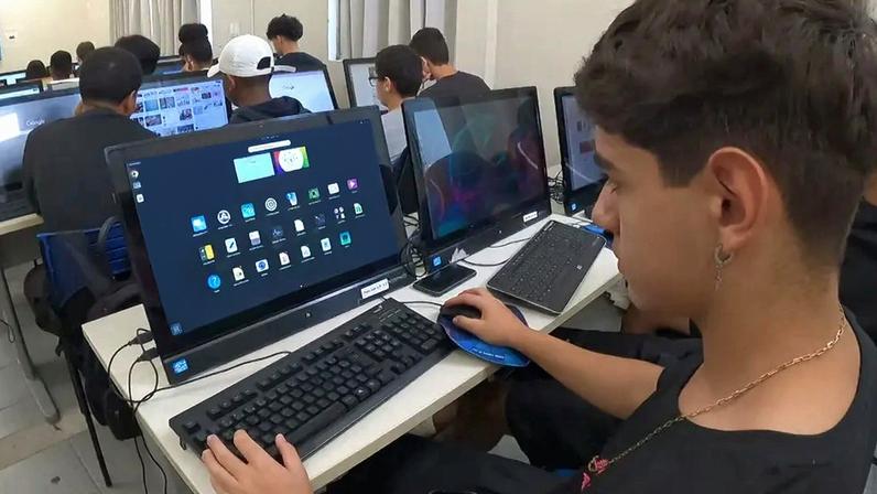 Jovem faz curso de informática em Santa Catarina; jovens têm ficado fora do mercado de trabalho por opção das empresas — Foto: Reprodução/Jornal Hoje