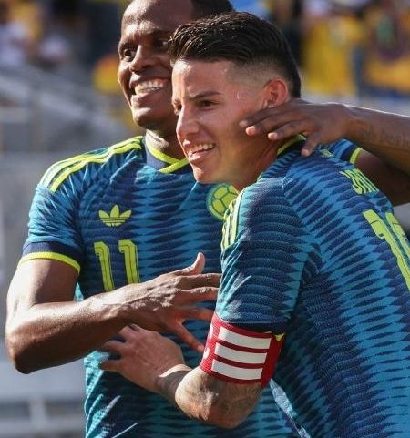 Jhon Arias comemora gol da Colômbia ao lado de James Rodriguez