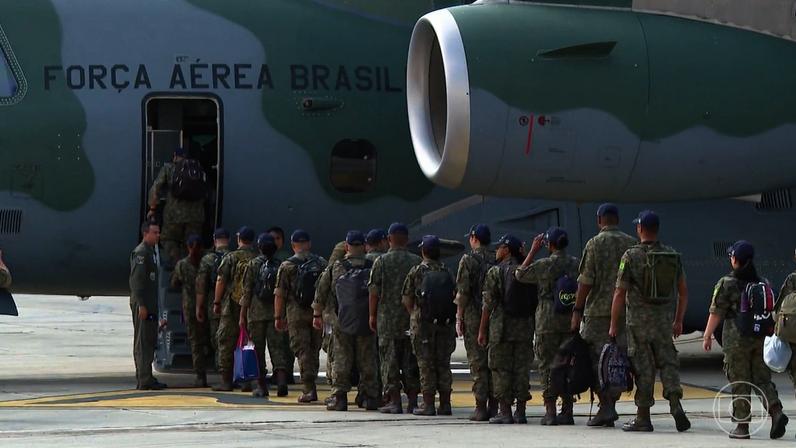 Aviões da FAB decolam rumo à Venezuela; aeronaves levam um hospital de campanha e equipes médicas. — Foto: Reprodução/Jornal Nacional