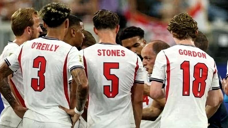 Joagadores da Inglaterra reunidos durante pausa para hidratação, em jogo contra a Croácia, na Copa do Mundo