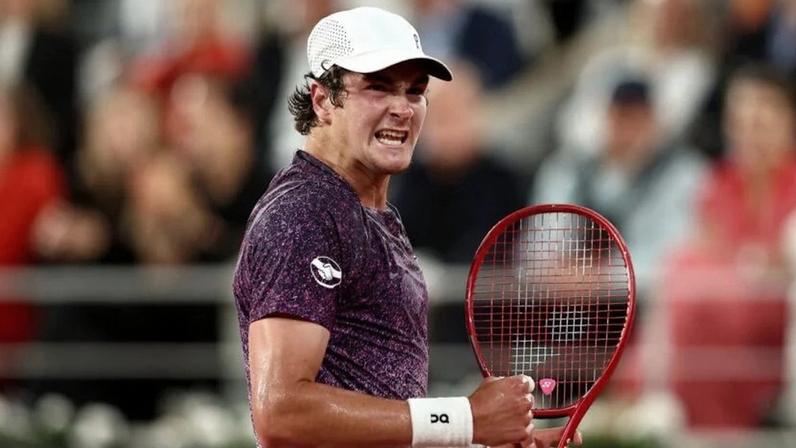 Com 19 anos, João Fonseca firmou seu nome entre os melhores do tênis; hoje, ocupa a 25ª posição no ranking em tempo real da ATP