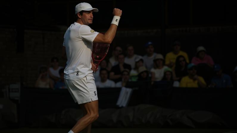 João Fonseca celebra ponto contra o espanhol Roberto Bautista Agut em Wimbledon