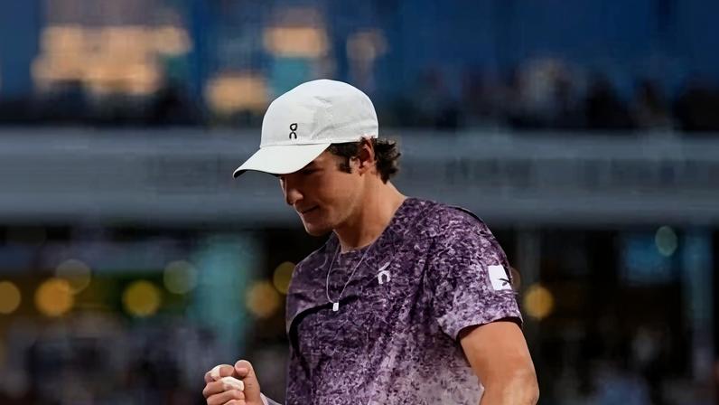 João Fonseca celebra ponto contra Ruud, nas oitavas de Roland Garros