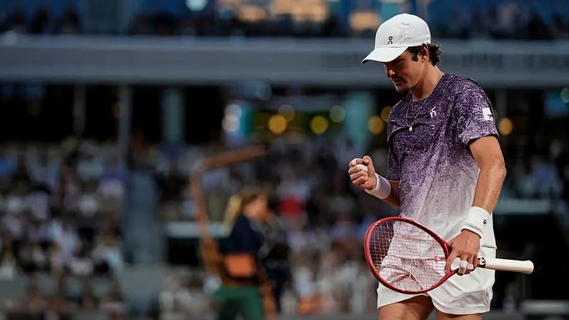 João Fonseca celebra ponto contra Ruud nas oitavas de Roland Garros
