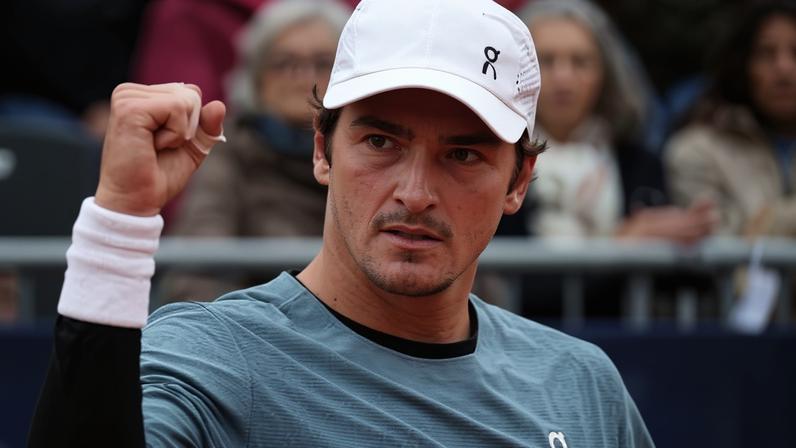João Fonseca comemora ponto durante jogo no ATP de Munique