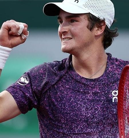 João Fonseca comemora vitória contra Djokovic em Roland Garros