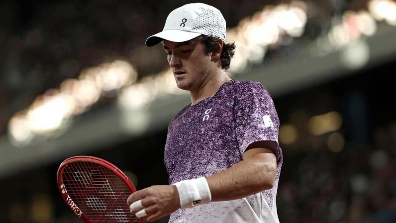 João Fonseca durante partida contra Jakub Mensik em Roland Garros