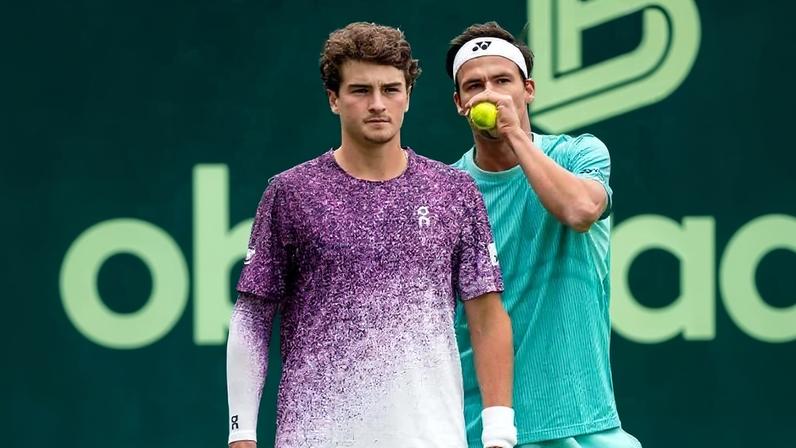 João Fonseca e o alemão Daniel Altmaier em ação no torneio de duplas do ATP de Halle