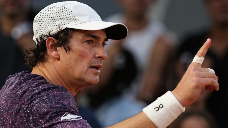 João Fonseca em partida contra Casper Ruud em Roland Garros