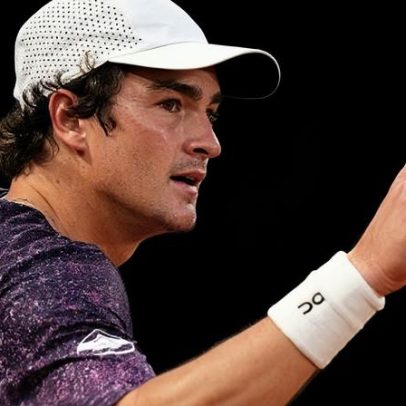 Fonseca e Mensik somam 27 horas na quadra em Roland Garros