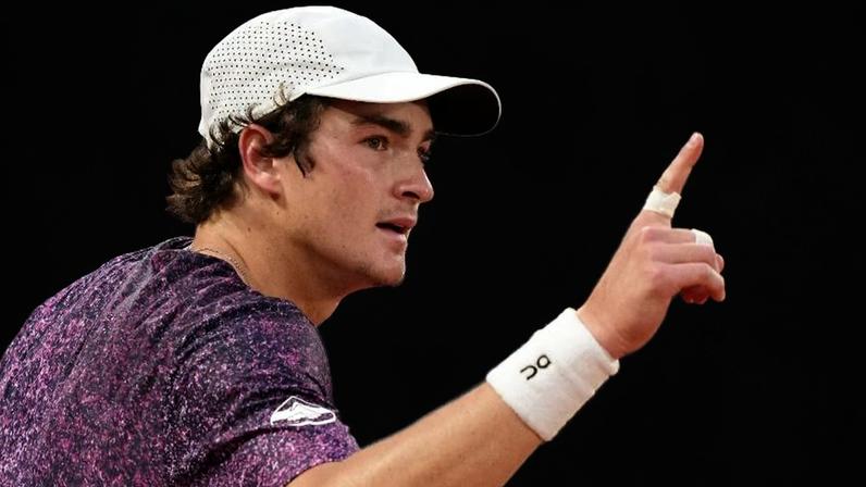 João Fonseca em partida contra Casper Ruud em Roland Garros