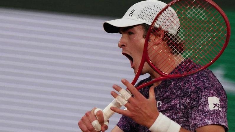 João Fonseca em partida contra Casper Ruud em Roland Garros
