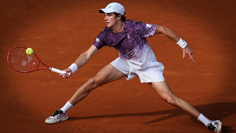 João Fonseca na quadra principal de Roland Garros contra Djokovic