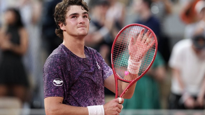 João Fonseca encara Jakub Mensik em Roland Garros nesta terça; veja horário e onde assistir