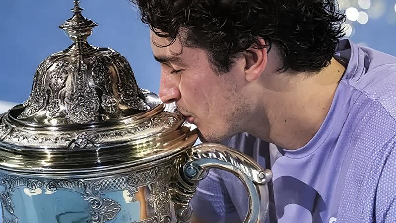 João Fonseca beija o troféu de campeão do ATP 500 da Basileia