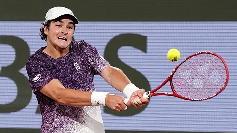 João Fonseca durante o jogo pelas quartas de final de Roland Garros
