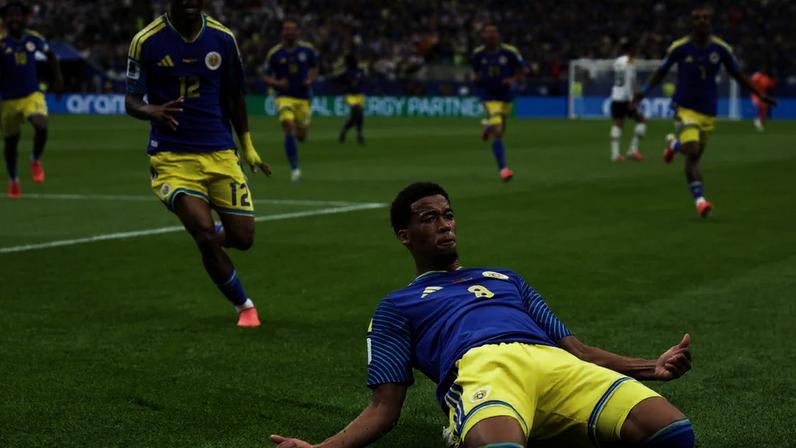 Livano Comenencia, número 8 de Curaçao, comemora o primeiro gol de sua equipe na Copa do Mundo contra Alemanha