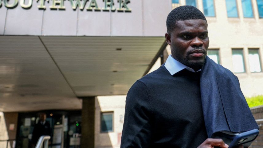 Thomas Partey deixa o Tribunal de Southwark, em Londres 13 de abril de 2026 REUTERS/Hannah McKay