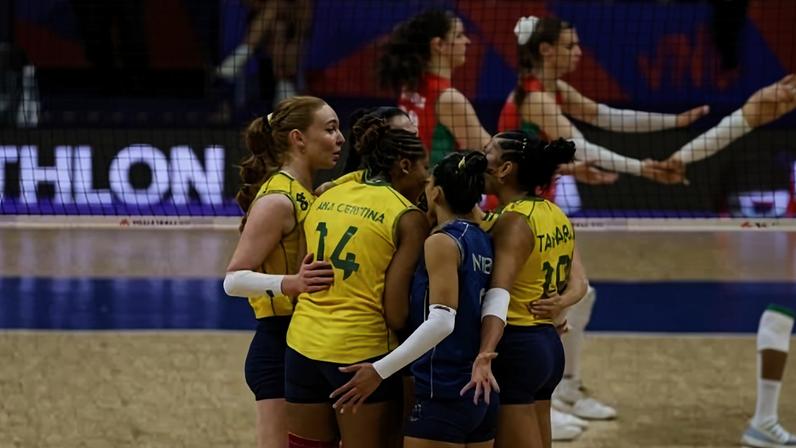 Jogadoras do Brasil celebram ponto contra a Bulgária, na Liga das Nações 2026