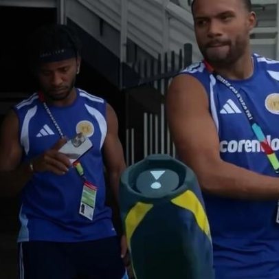 Jogadores da seleção de Curaçao chegam para treino