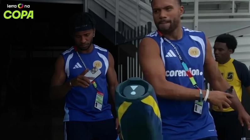 Jogadores da seleção de Curaçao chegam para treino