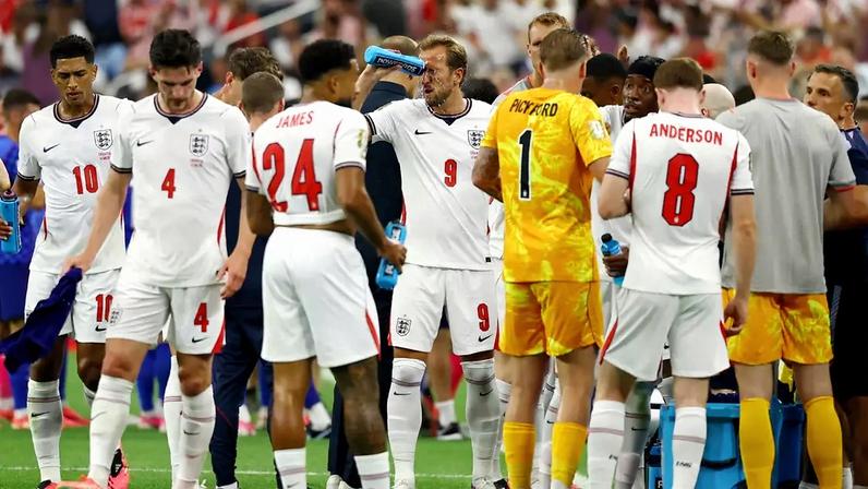 Harry Kane, da Inglaterra, joga água no rosto durante uma pausa para hidratação no jogo contra a Croácia, no Estádio de Dallas, Arlington, Texas, EUA, em 17 de junho de 2026