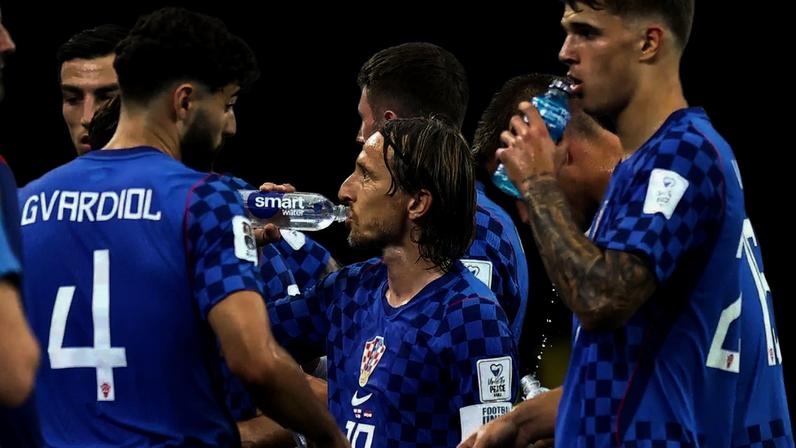 Luka Modric, Josko Gvardiol e Luka Vuskovic, da Croácia, durante um intervalo para hidratação no jogo contra a Inglaterra, no Estádio de Dallas, Arlington, Texas, EUA em 17 de junho de 2026