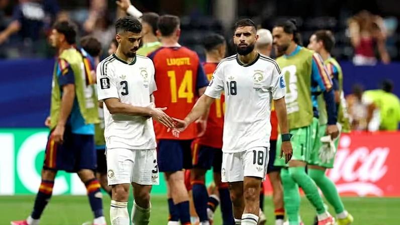 Jogadores da Arábia Saudita deixam o campo após goleada da Espanha na Copa do Mundo — Foto: Reprodução: O Globo
