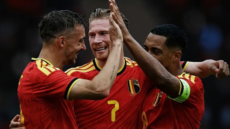 Jogadores da Bélgica comemoram gol marcado em amistoso contra a Tunísia