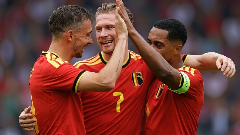 Jogadores da Bélgica comemoram gol marcado em amistoso contra a Tunísia