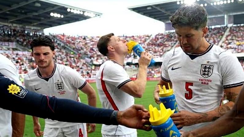 Jogadores da Inglaterra se hidratam durante amistoso contra a Costa Rica, em Orlando (EUA)