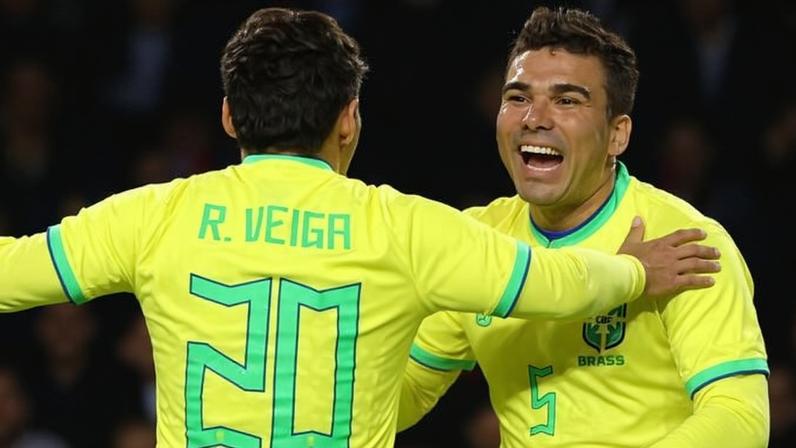 Jogadores da seleção brasileira comemoram gol de Casmiro no amistoso contra o Marrocos