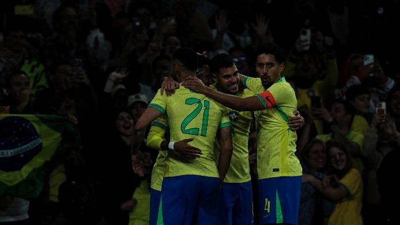 Jogadores da seleção brasileira comemoram gol de Estêvão contra Senegal