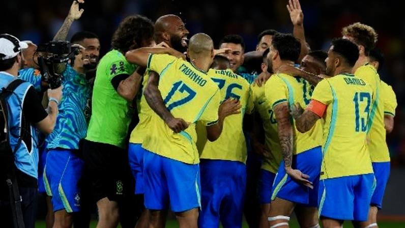 Jogadores da seleção brasileira comemoram gol em amistoso contra o Panamá no Maracanã