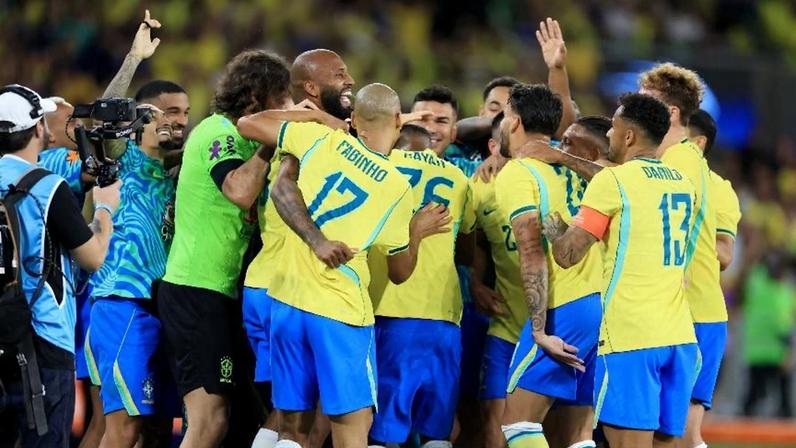 Jogadores da seleção brasileira comemoram gol em amistoso contra o Panamá, no Maracanã