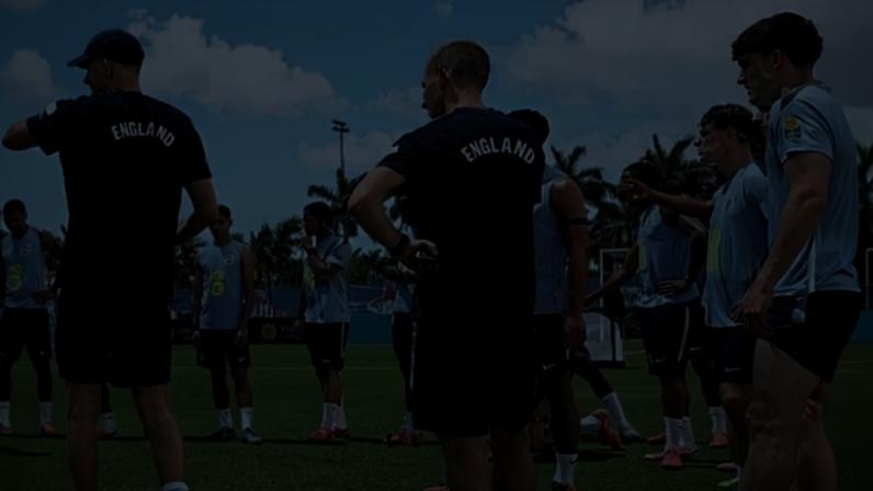 Jogadores da seleção inglesa reunidos durante treino