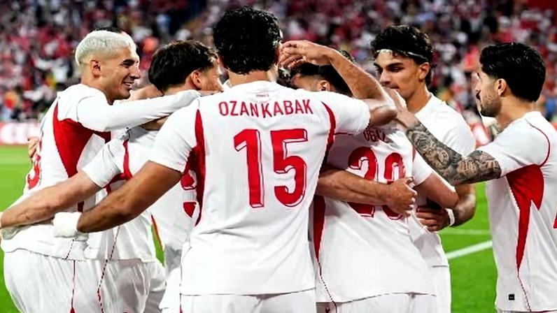 Jogadores da Turquia celebram gol marcado em amistoso contra a Macedônia do Norte