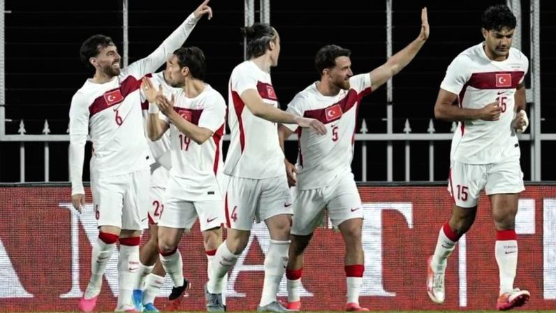 Jogadores da Turquia celebram gol marcado em amistoso contra a Macedônia do Norte