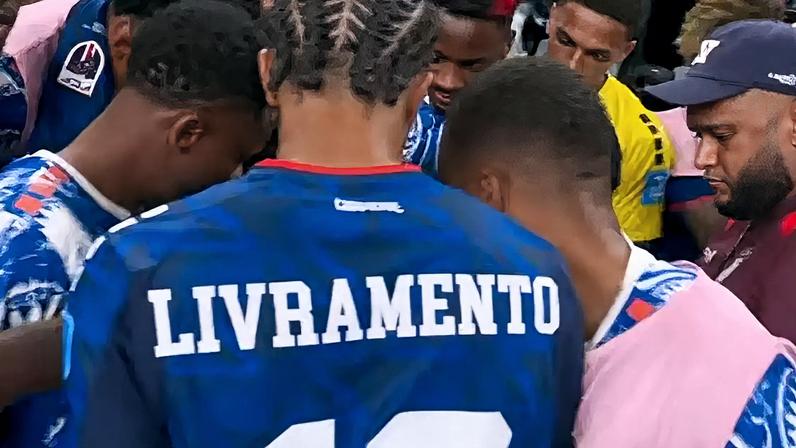 Jogadores de Cabo Verde acompanharam o final do jogo entre Espanha e Uruguai