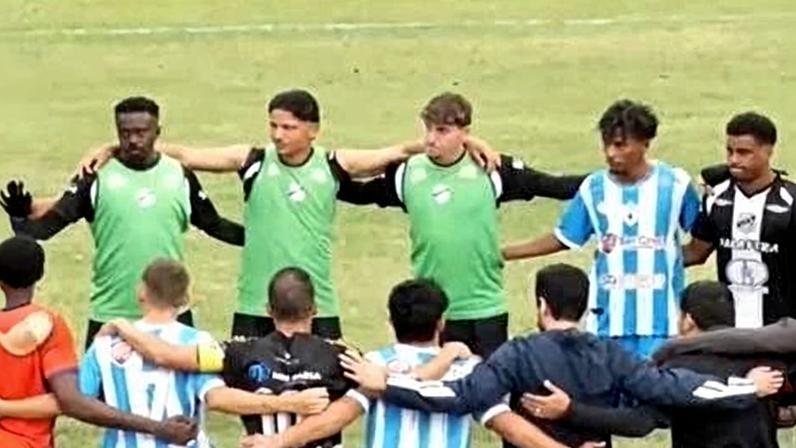 Jogadores de Catanduvense e Independente de Limeira se abraçaram após a goleada por 17 a 0 sofrida pelo time de Catanduva
