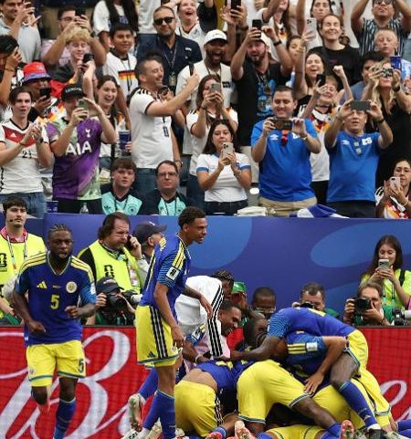 Jogadores de Curaçao vibram após o gol marcado contra a Alemanha