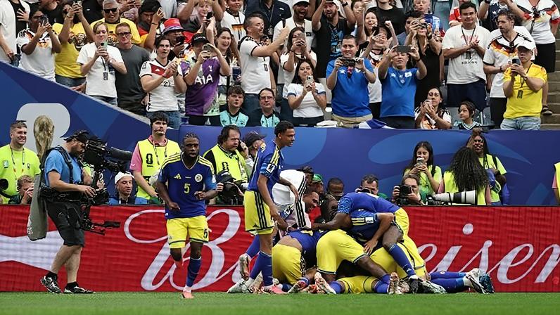 Jogadores de Curaçao vibram após o gol marcado contra a Alemanha