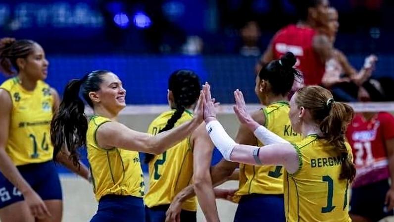 Jogadores do Brasil comemoram ponto contra República Dominicana
